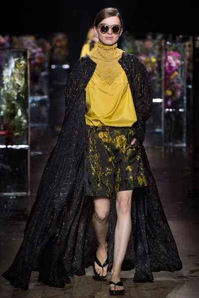 Look 18